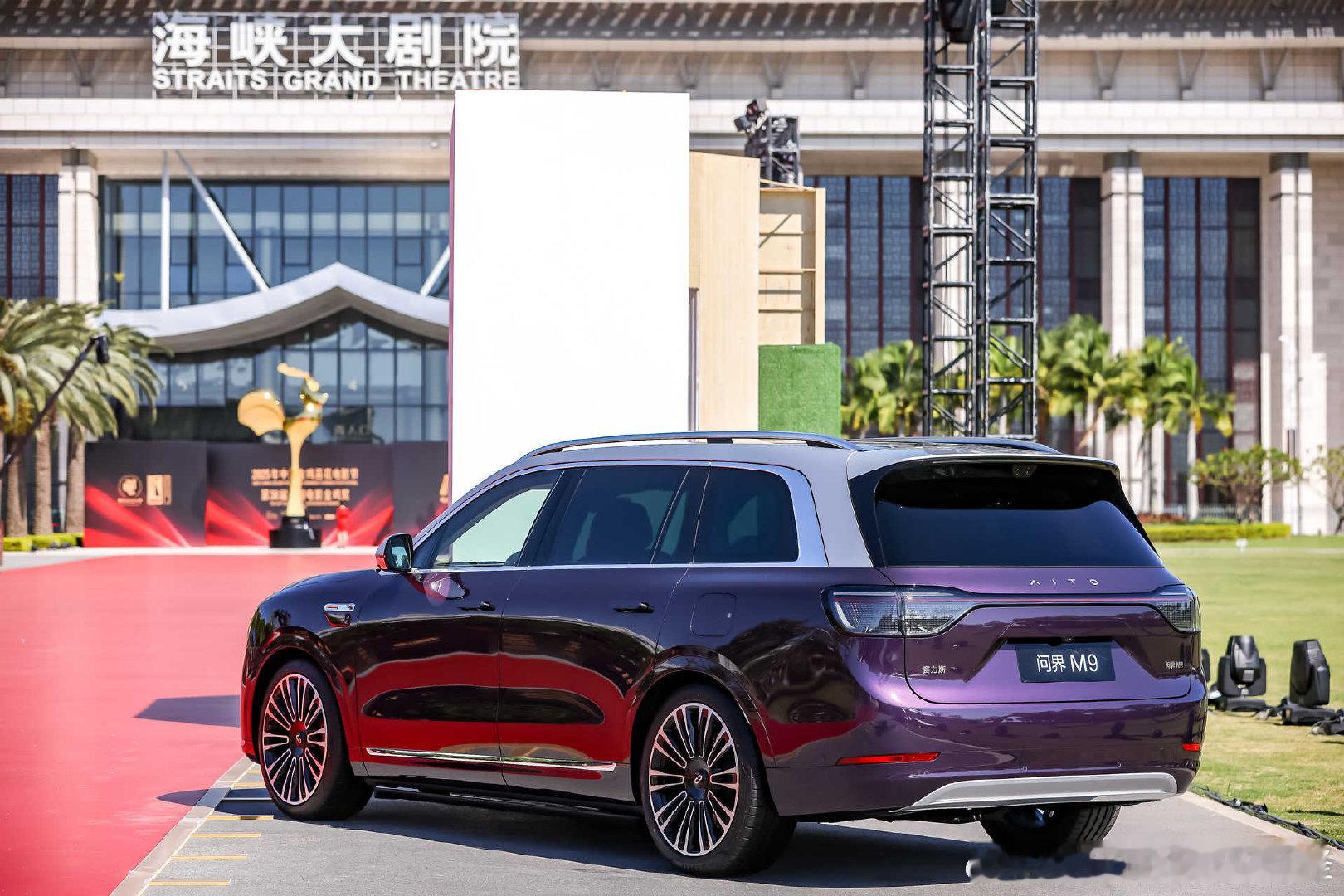 问界M9把“智慧重塑豪华”的野心，狠狠砸在了金鸡奖红毯上。听说问界M9升级了全向