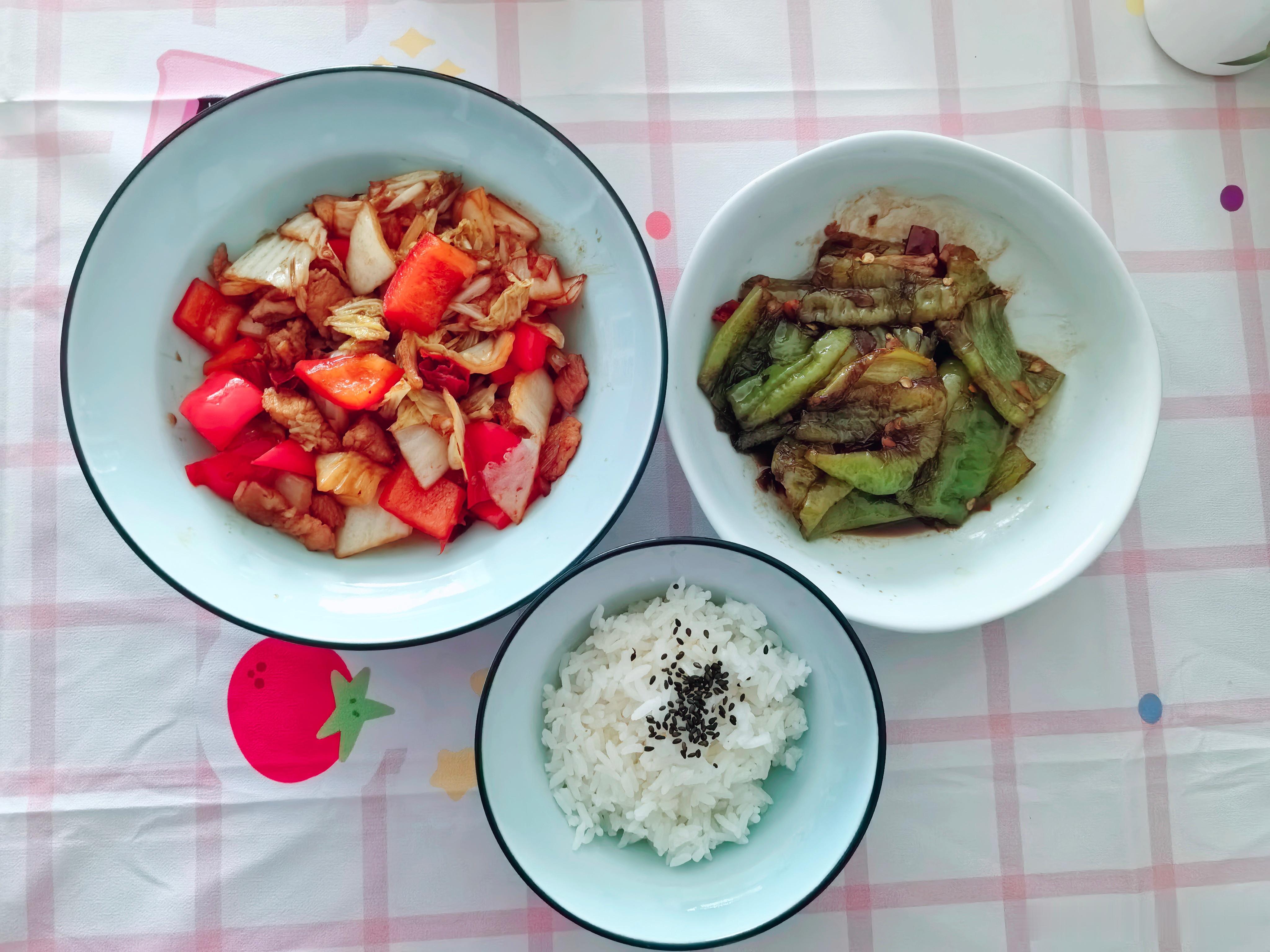 今日午餐 虎皮辣子，白菜彩椒炒肉，把冰箱菜都炒了，下午超市再去买新鲜的。今天胃口