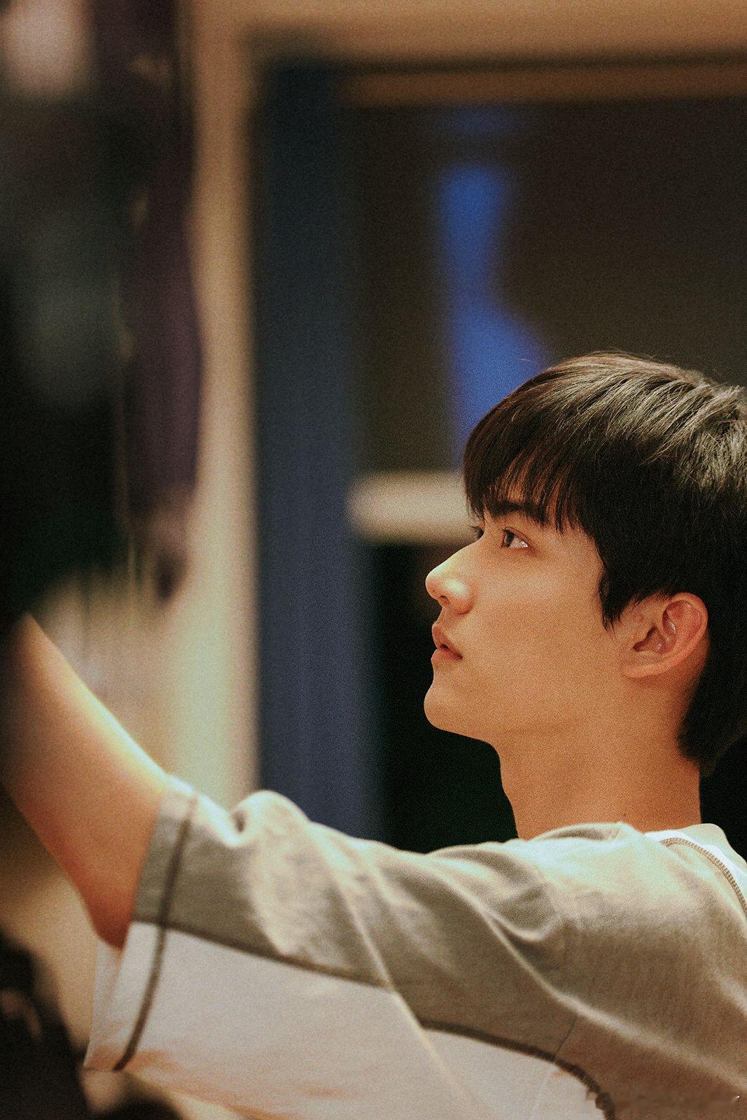 周柯宇强制爱这一块 宽肩白衣配镣铐！张行简蒙眼造型直击心巴，手伸不进屏幕的无力感