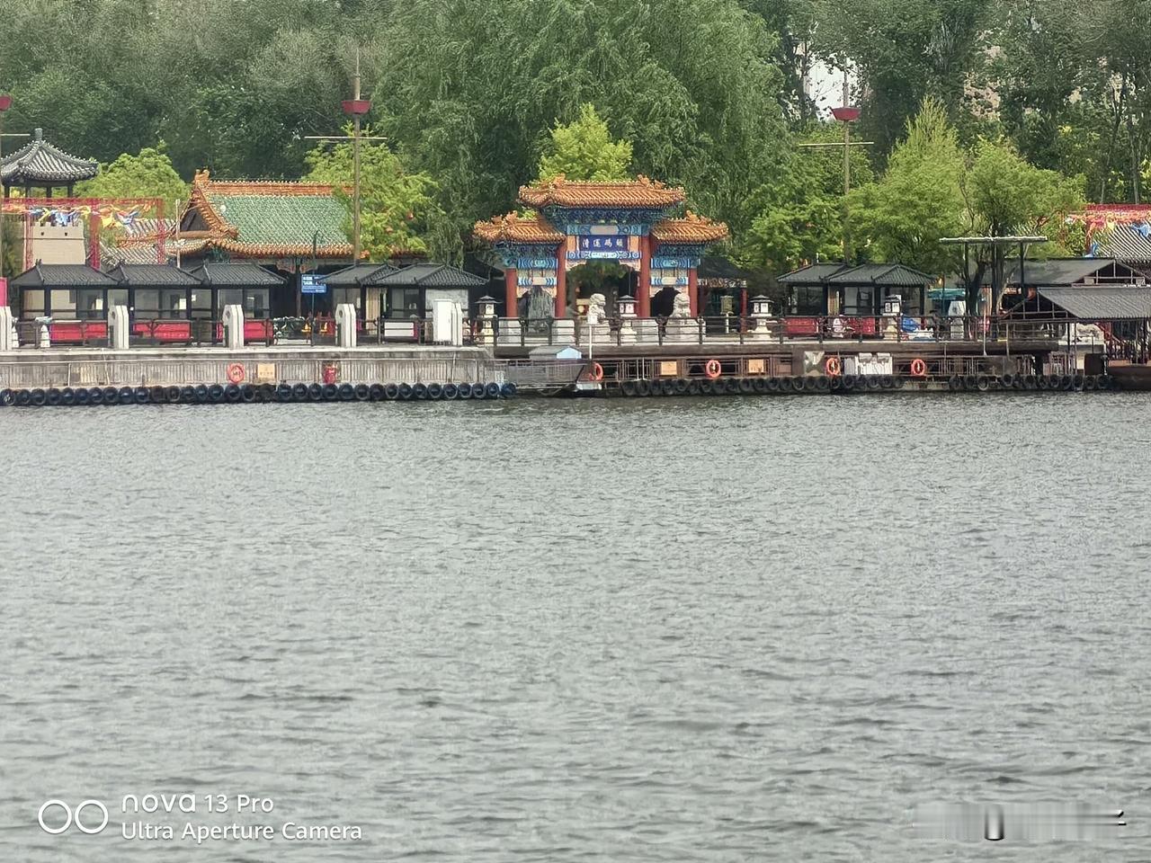 沁园春·游京杭大运河
 
碧水扬波，古渡流芳，翠柳绕堤。
看千樯泊岸，舟横野渡；