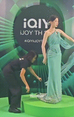 虞书欣整理裙摆打到工作人员了[哆啦A梦吃惊] ​​​