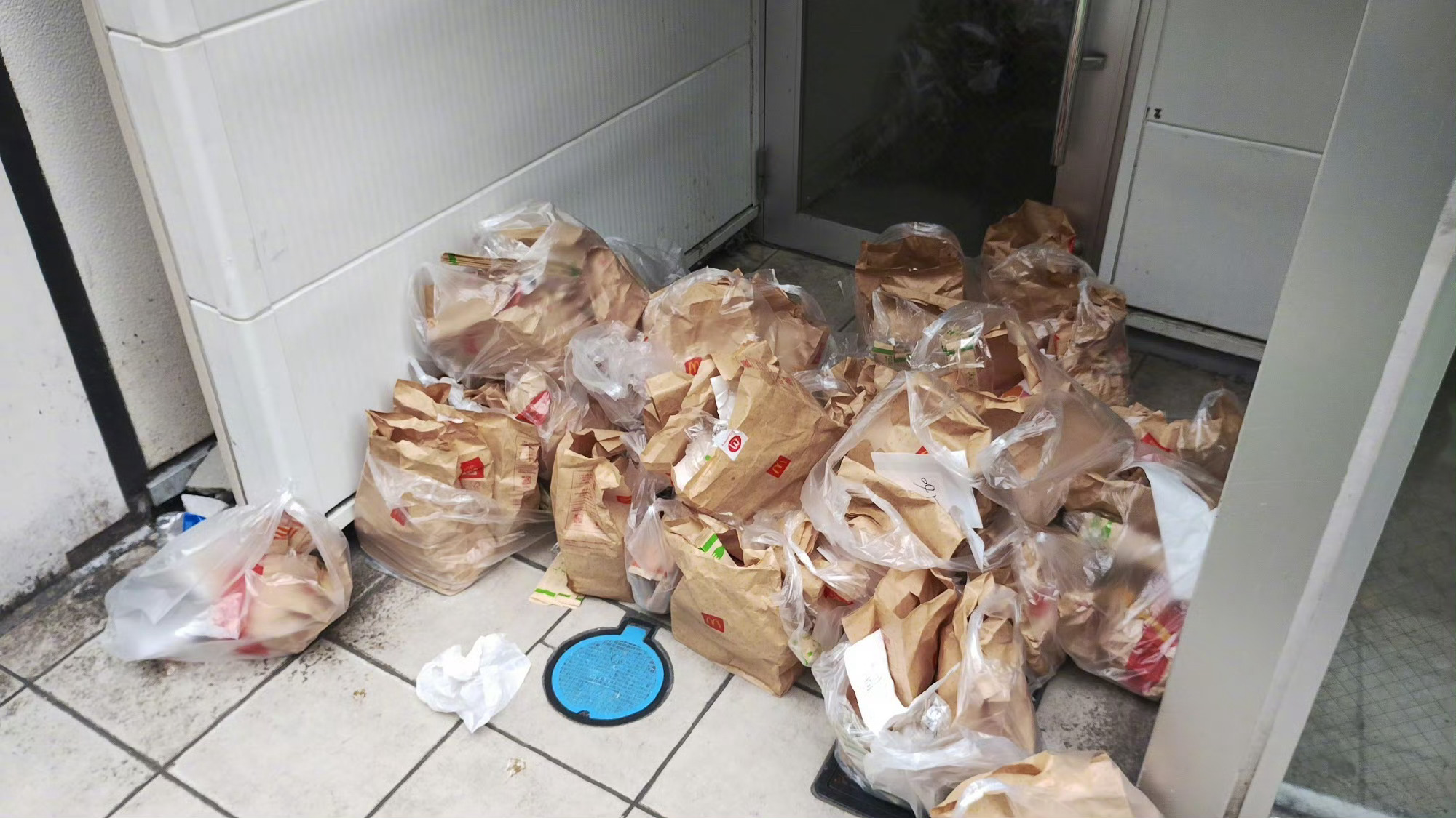 日本麦当劳乱象以为也是外卖大战，原来是为了集宝可梦的卡[允悲]不过确实太浪费了～