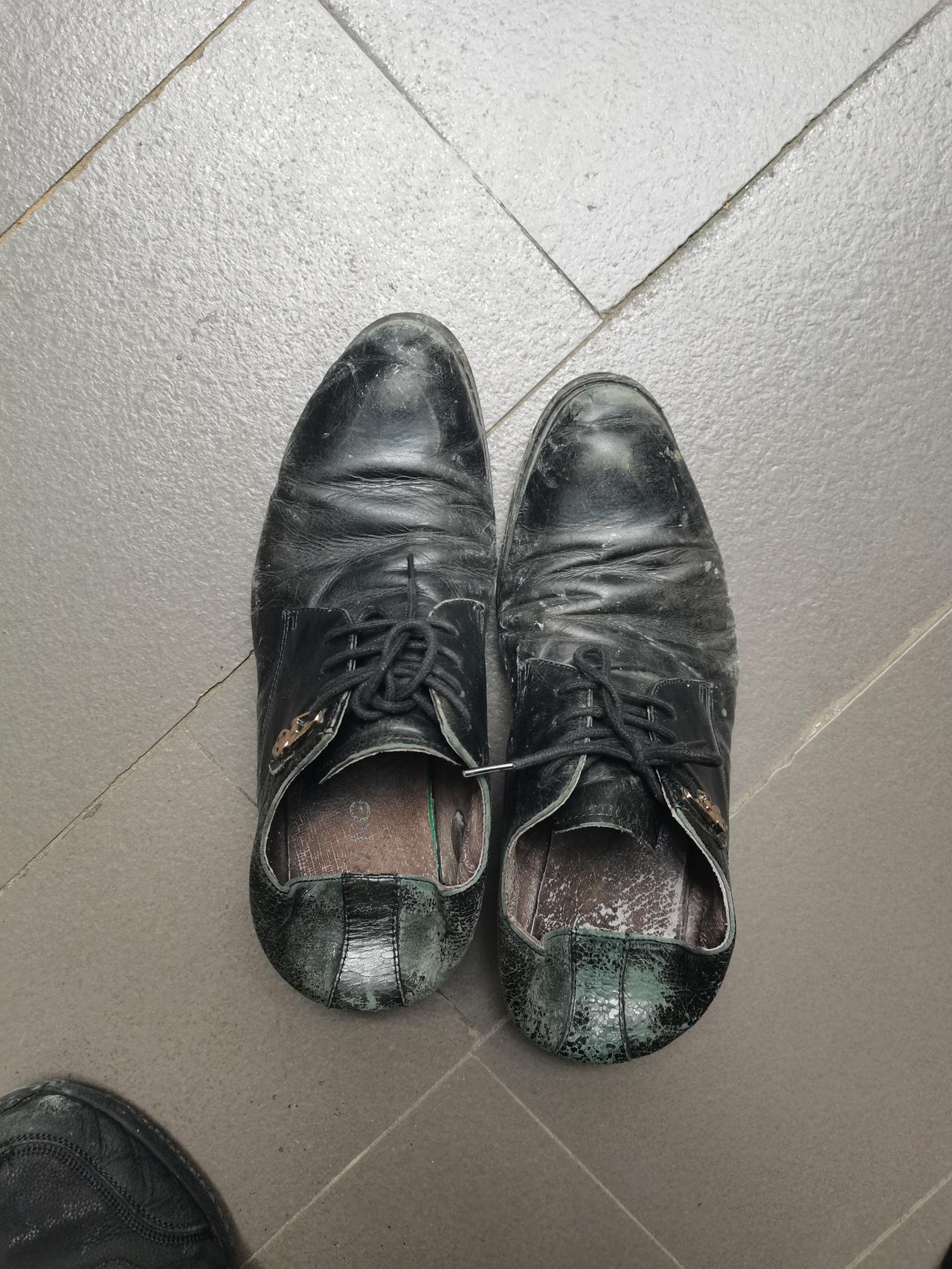 七百多的婚鞋，熬了11年终于下岗
 
这双结婚时候入手的皮鞋，当年七百多，陪我走