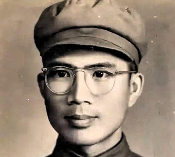 [微风]1951年，一个15岁新兵擦大炮，埋头看瞄准镜，谁料突然瞅见，敌人阵地上