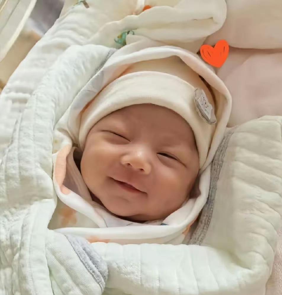 汪小菲抱着儿子给他轻轻拍嗝，动作温柔，眼神里满是慈爱，宝宝小小的一团坐在爸爸的腿