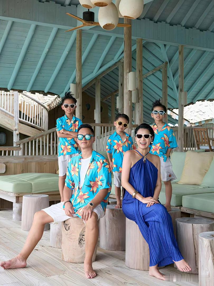 胡杏儿晒出全家海岛度假合照瞬间引来热议，如同把圆满的家庭日常摊开在大众眼前，三个