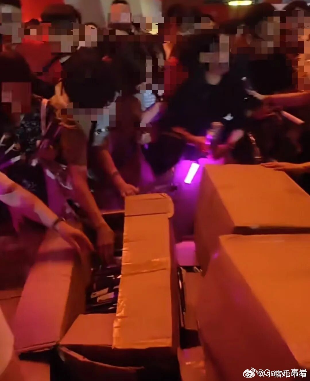 警方介入周杰伦演唱会周边遭哄抢鸟巢演唱会散场突降大雨，歌迷本想寻找雨衣应急，场面