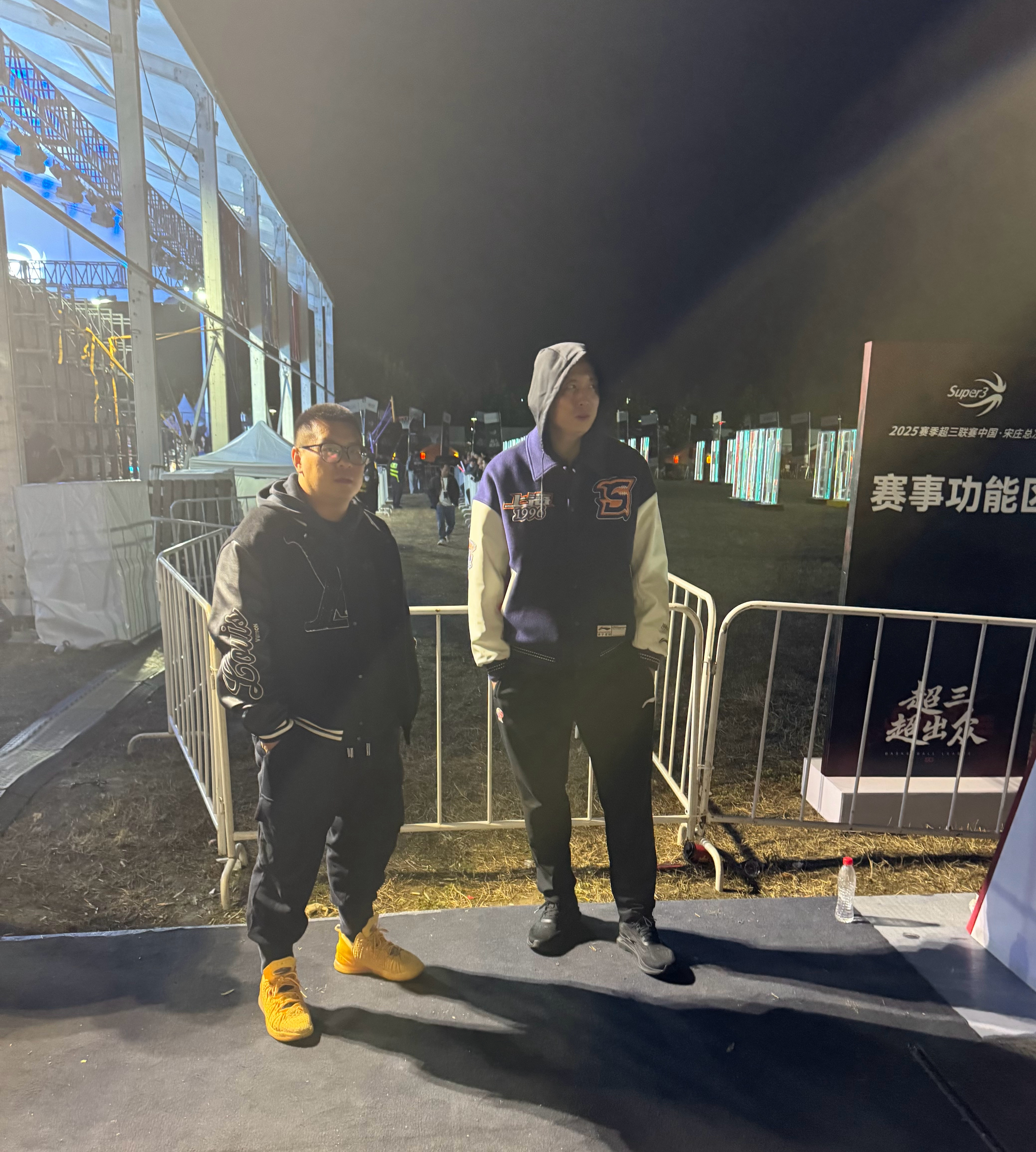 恰好这两天在北京参加培训的卢伟指导，来给兄弟俱乐部的决赛加油了[柯基]上海久事大