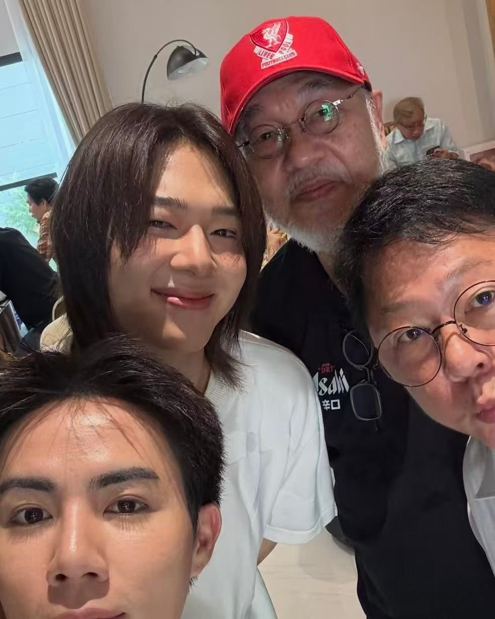 zeenewzeenunew 我就知道不止这一张合照🫠 
