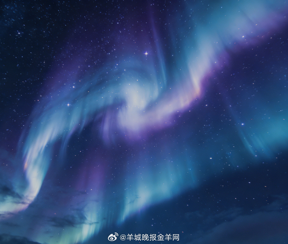 #晚安# 极光漫过夜空揉成柔影，星子缀在流转的光带里，晚风轻软，把白日的纷扰都吹