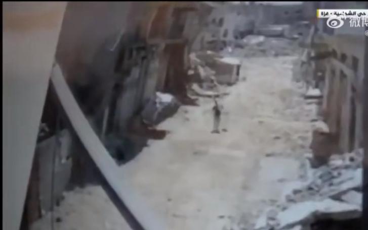 太残忍了，加沙男子扛面粉回家途中，遭遇以色列空袭瞬间丧命


6月29日，半岛电