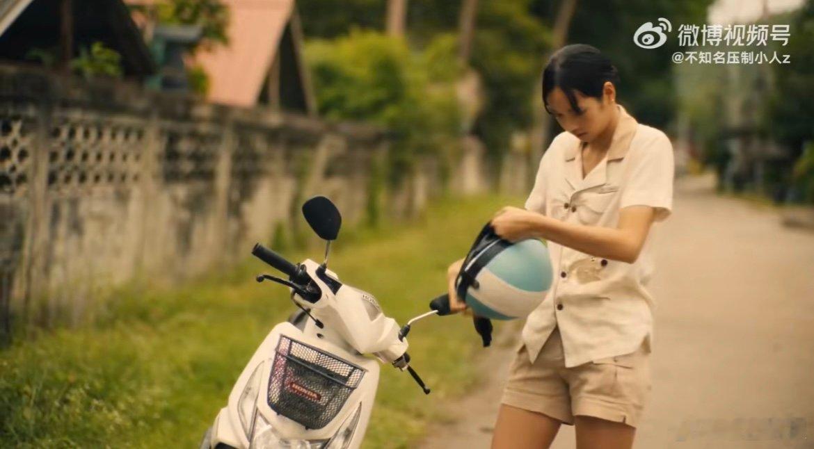 Lisa白莲花度假村3片段  刚开播就被 Lisa 圈粉！在片段里，她表演流畅，