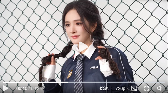 山间的小路上，走来一位小姑娘，清纯娇媚的脸庞，亮丽了我目光。问一声小姑娘，你家住