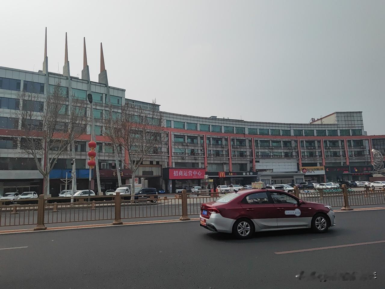 保定东风桥这儿的商贸广场是要重装开业么（3月17日拍摄）…自从华联从这里撤店后，