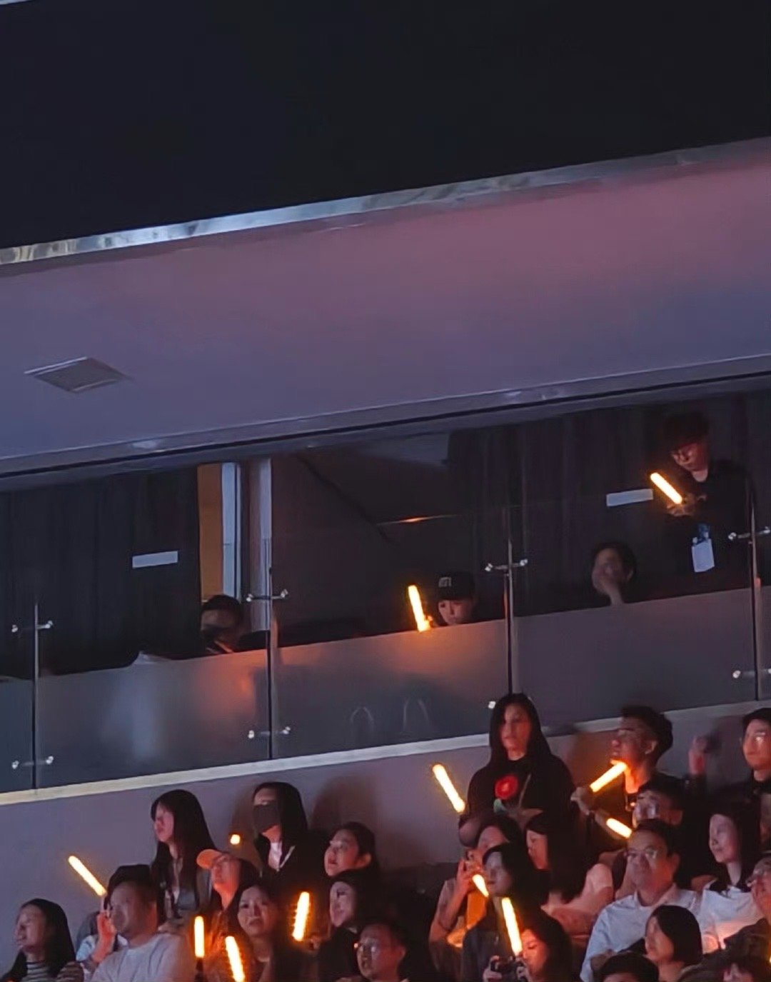 李荣浩像个小粉丝一样为杨丞琳加油 李荣浩来看杨丞琳演唱会了！像个小粉丝一样为她加