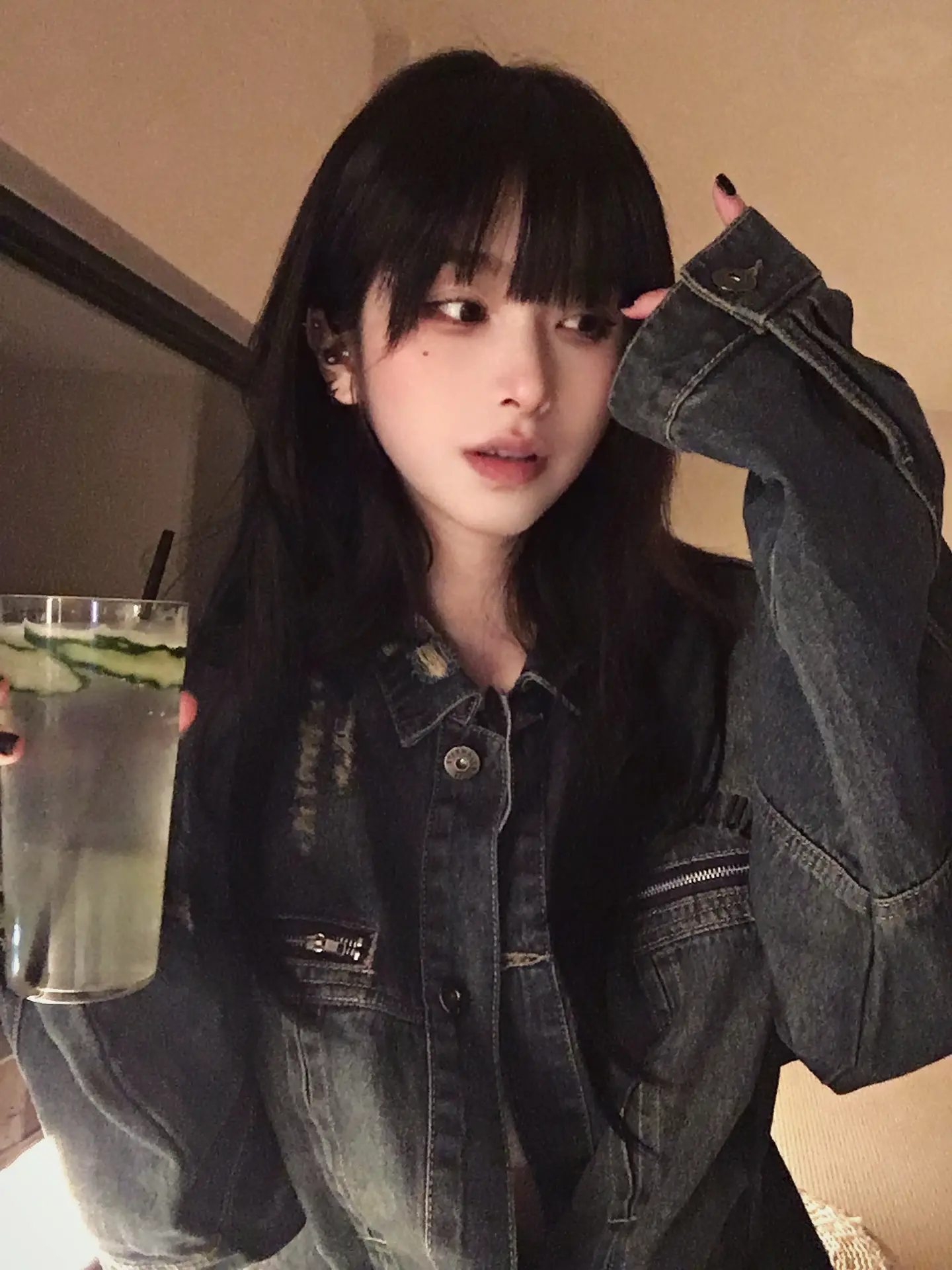 人 最近好吗 骡最近很好 去了安静到让骡有点不安的山上 喝到了有点怪的...