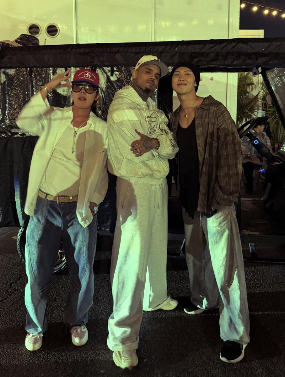Chris Brown于社交平台分享与BTS成员金南俊及郑号锡的后台合照郑号锡k