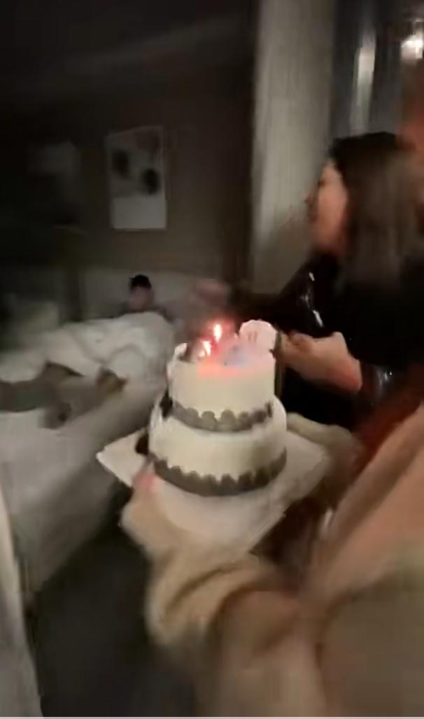 兄弟正躺在床上刷手机，突然被一群朋友端着蛋糕推门进来，本以为是惊喜生日会，结果一