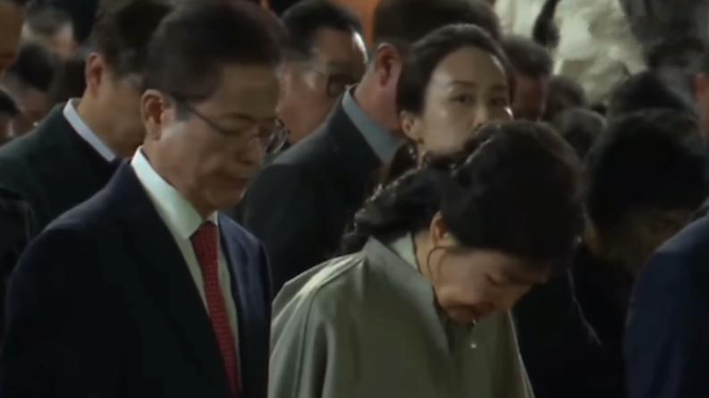 73岁朴槿惠出席父亲诞辰108周年的纪念活动。
画面中，我们可以看出，朴槿惠似乎