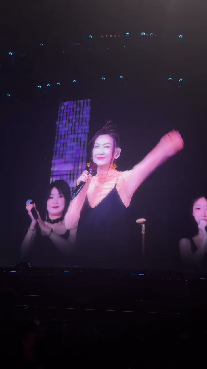 天呐！！谢娜真的邀请者来女去演唱会当嘉宾了🥹两个雌鹰般优秀的女人就这样惺惺相惜