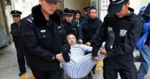 55岁养蜂人陈志强，霸占病床三年不走，法官掀开被子那一刻，所有人沉默了
 
麻烦