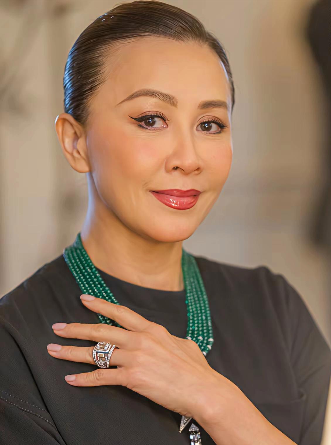 刘嘉玲的鼻子是她五官中极具辨识度的，鼻翼较宽、鼻头圆润，这种鼻型配合她高挺的颧骨