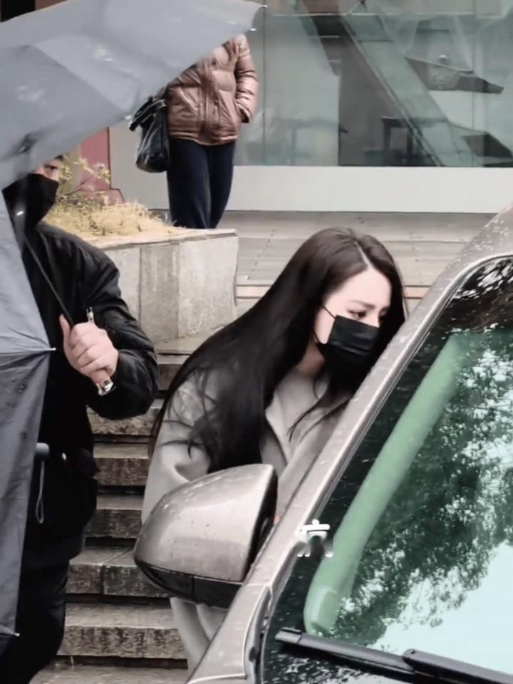 迪丽热巴今日Hi6上班路透，私服感觉梦回乔晶晶了，热巴依旧是“黑长直”界最严厉的