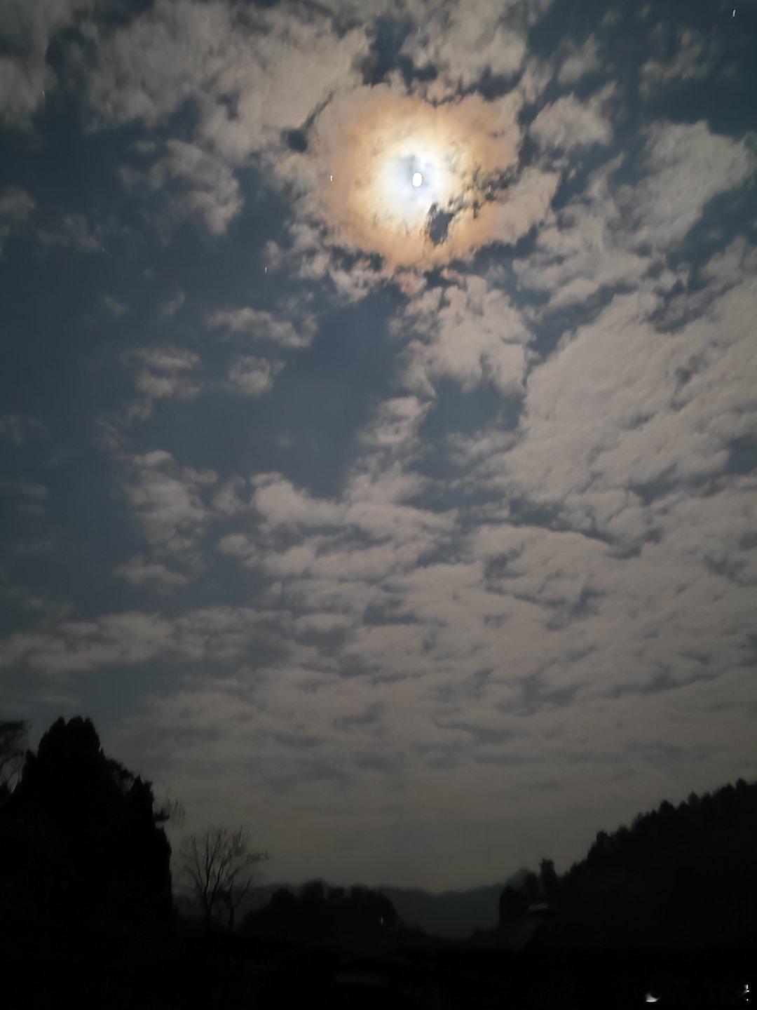 这25句话深刻揭示了人性的复杂与现实，以下列举其中4句。 1. 朋友越少，日子越
