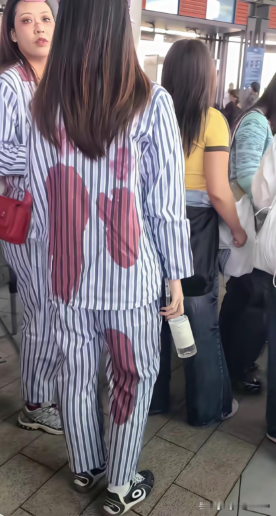 让你看看巴黎世家的设计风格，惊掉你的下巴，知道的这是姨妈套装，不知道还以为是大姨