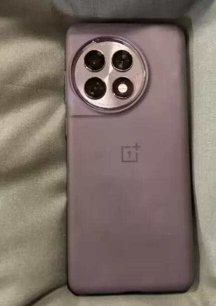 一加手机真的牛
今天骑自行车，手机揣在大衣外侧兜里
估计是骑得太卖力 手机颠出来