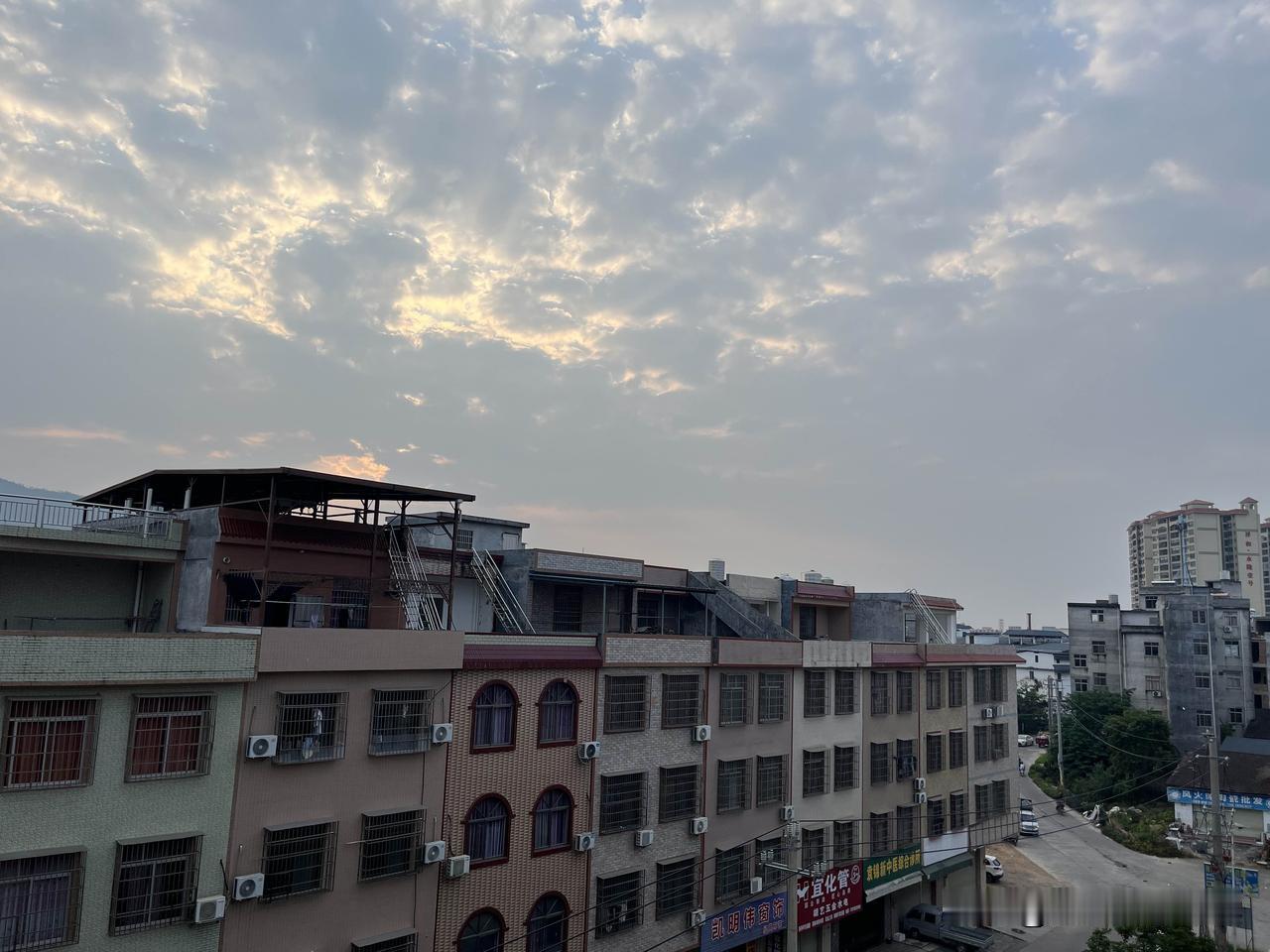 今天是2026年9月19日，早上闷热的天气，气温27度，秋天早晨没有凉风吹，完全