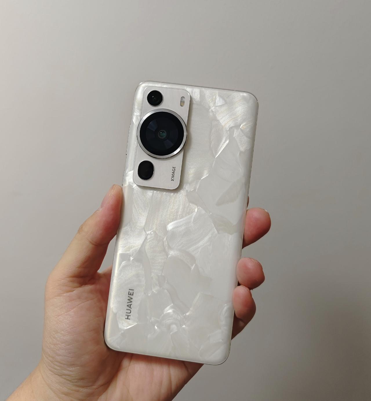 有一说一，国产手机品牌是真的会玩配色，像是莫兰迪配色、渐变色、撞色等设计都玩了个