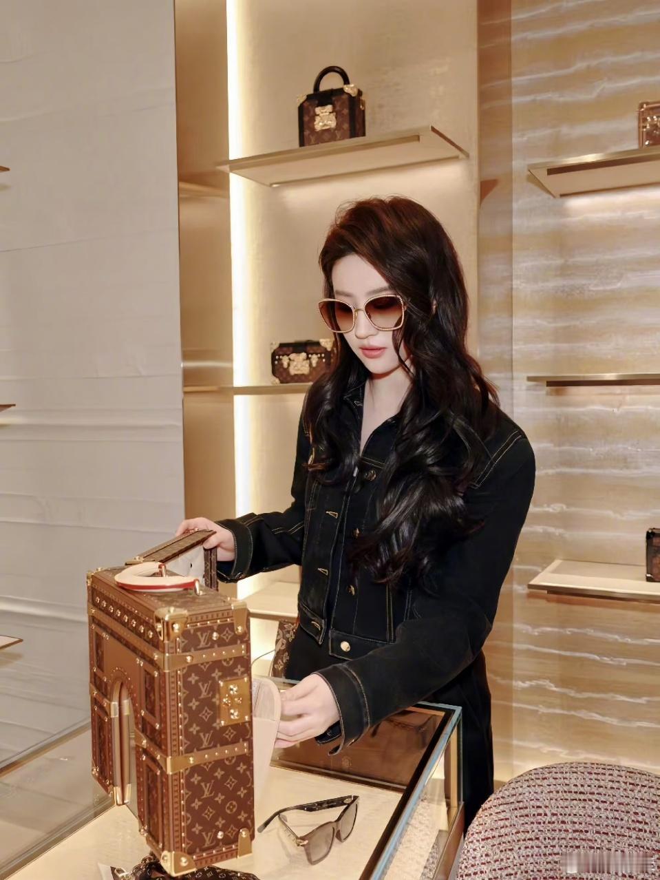 娱乐刘亦菲托腮卖萌刘亦菲三里屯打卡 刘亦菲打卡三里屯 好美啊 