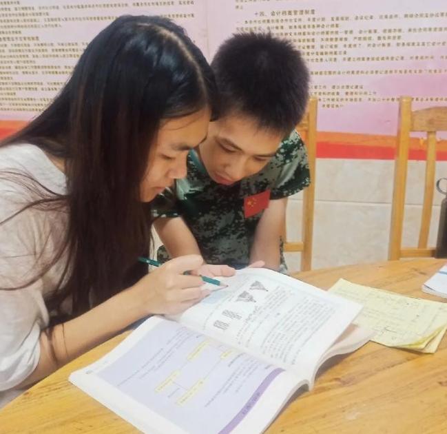 甘肃，高三女生高考结束去花店打工，才干了6天，老板娘就发现，这姑娘总在没客人的时