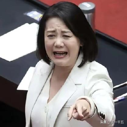 中国台湾省的女人吴思瑶30日闹得特别凶，看上去似乎是死了爹妈一样哭得悲催，其实她