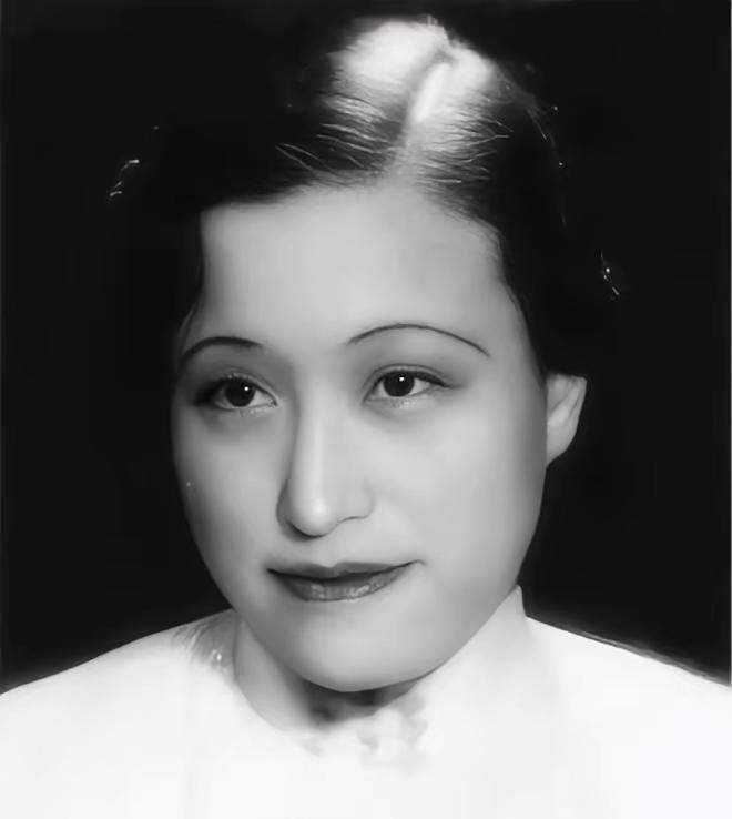 1921年春，浙江奉化溪口。

蒋介石带着新婚妻子陈洁如回乡祭祖。

对于原配毛