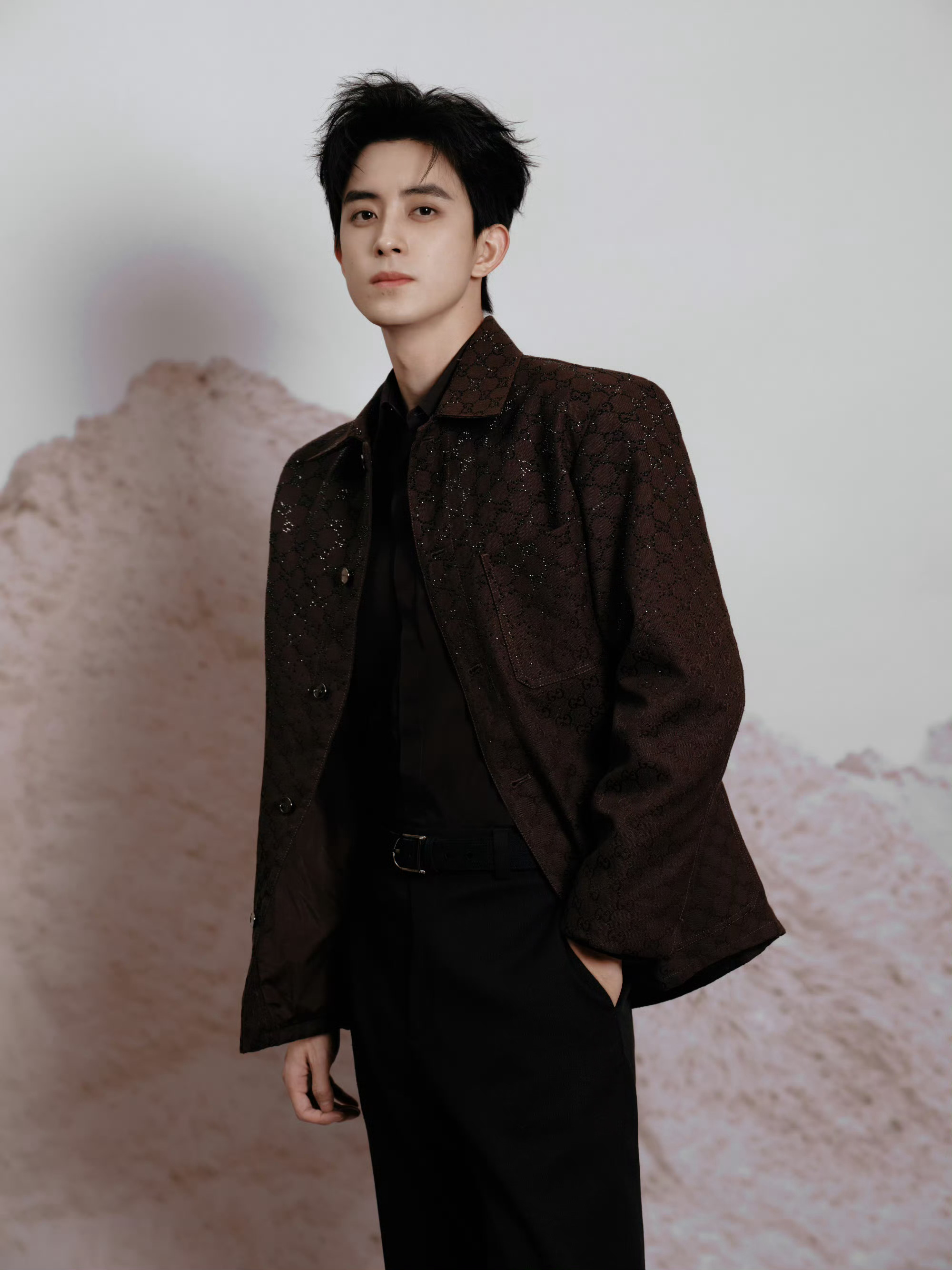 敖瑞鹏 in Gucci Beauty 🤎🖤🤎 今日品牌活动造型，缀满钻饰