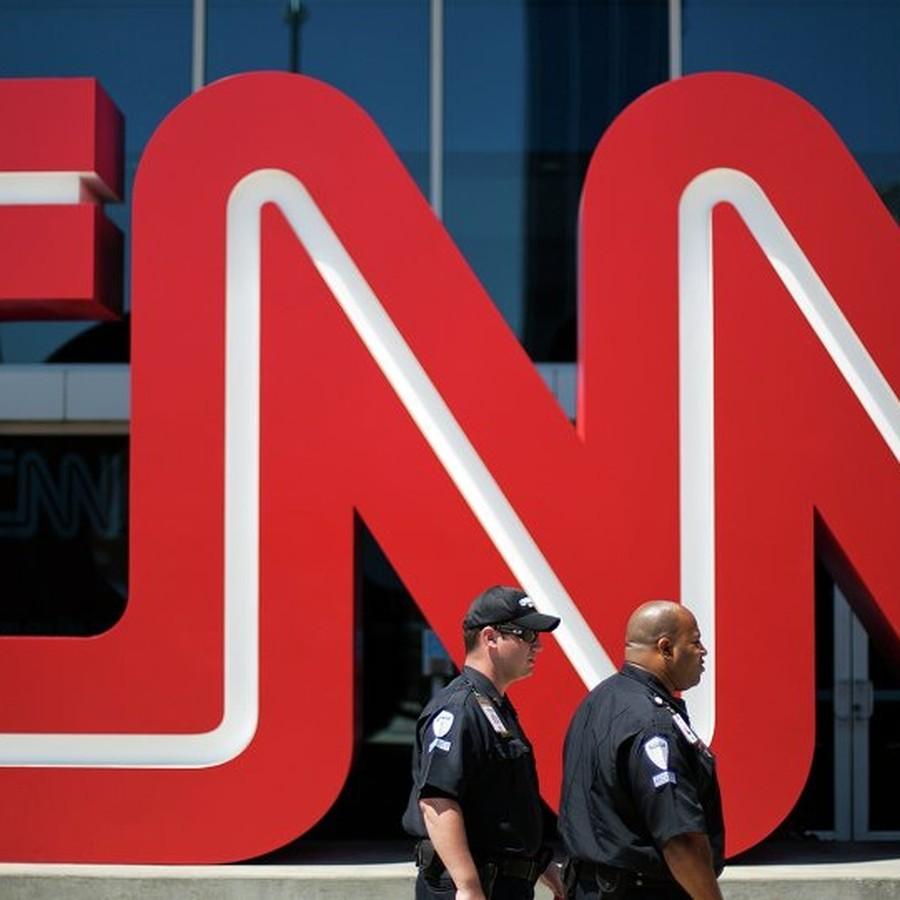 白宫24号刚被联邦法官叫停对CNN的采访禁令，25日晚就换了打法。CNN可以进白