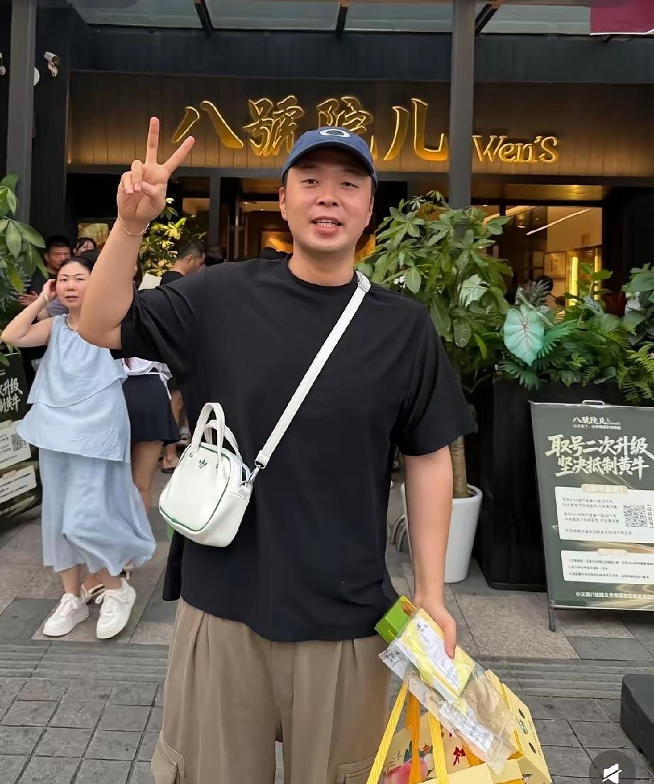 杜海涛现身上海，打卡文章开的八号院，直呼陕西菜好吃，和店员们拍照合影，氛围非常好