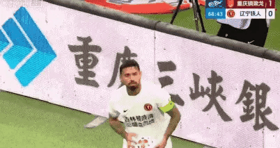 这外援凭什么啊？敢这样挑衅边裁？就因为不公平？
辽宁铁人外援在边裁判罚后，因为不