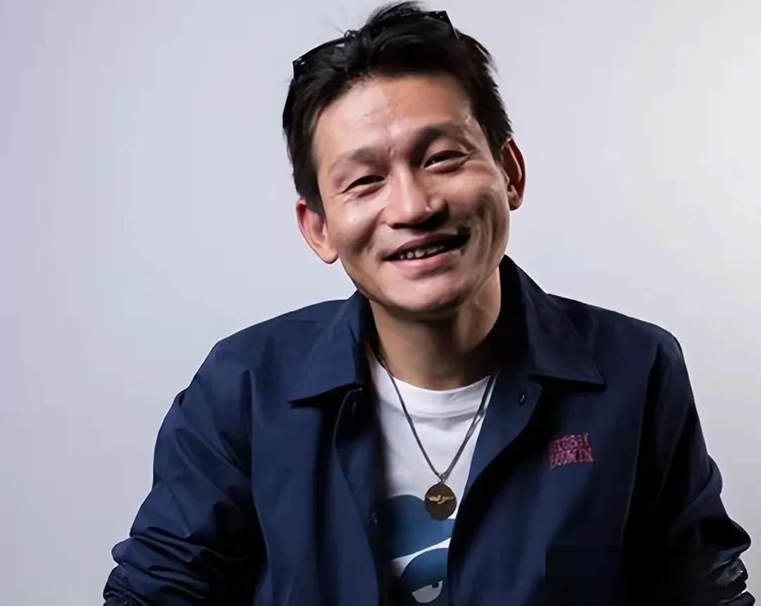 有一次，张艺谋问余皑磊：“有个男三号，演不演？”他接了，结果没火。不久，张艺谋又