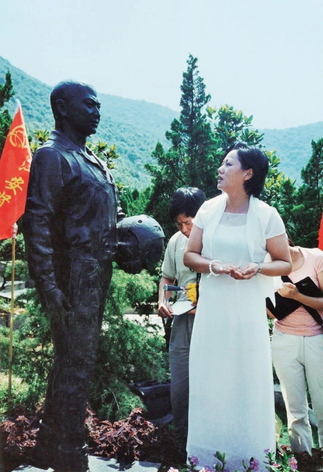 2003年，王伟烈士的妻子阮国琴来到丈夫的铜像前，无比难过，默默垂泪，轻声倾诉心