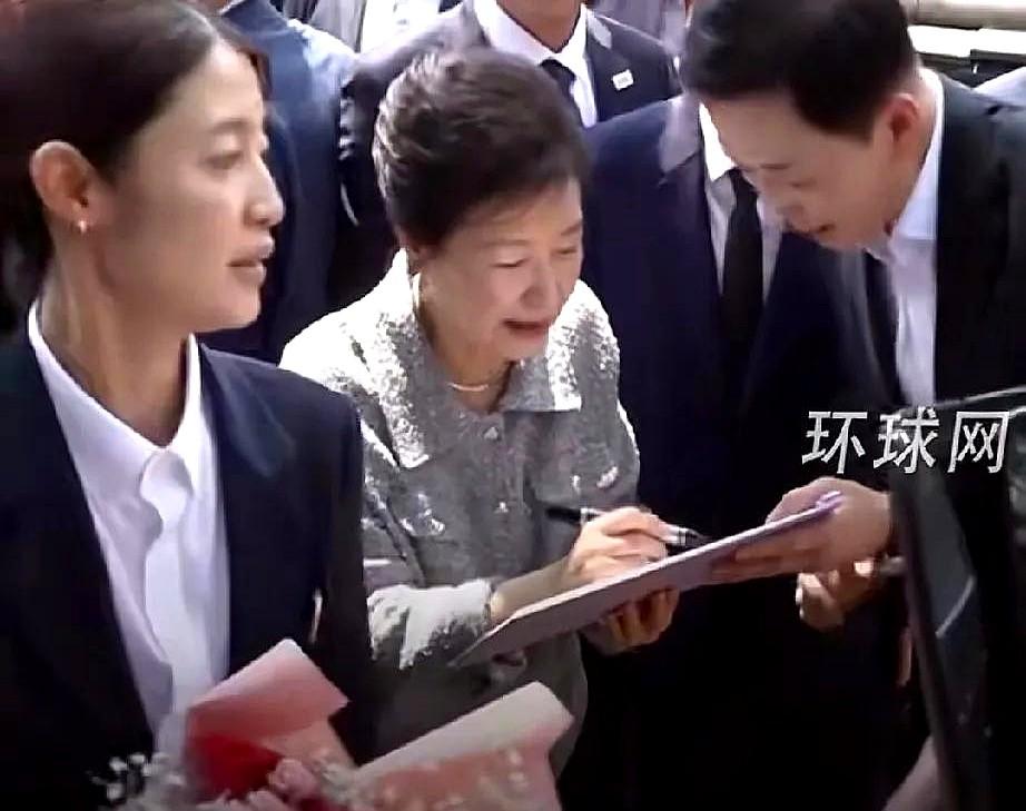 最后七天，李在明悬了！

73岁韩前总统朴槿惠罕见露面，公开支持金文洙，双方已达
