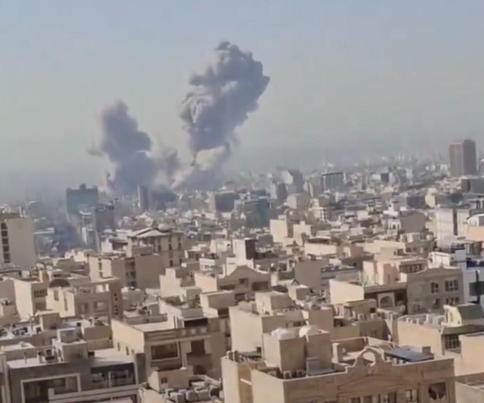 刚刚，伊朗被打了就在刚刚，以色列对伊朗发动了先发制人的打击，伊朗首都德黑兰市中心