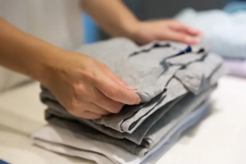 而且在运输和储存过程中，衣物也会沾染灰尘、细菌。即使衣服看起来崭新干净，也不能保