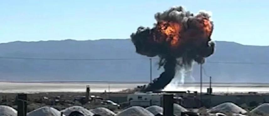 美国空军“雷鸟”飞行表演队一架F-16C型战斗机3日在加利福尼亚州一处荒漠坠毁，