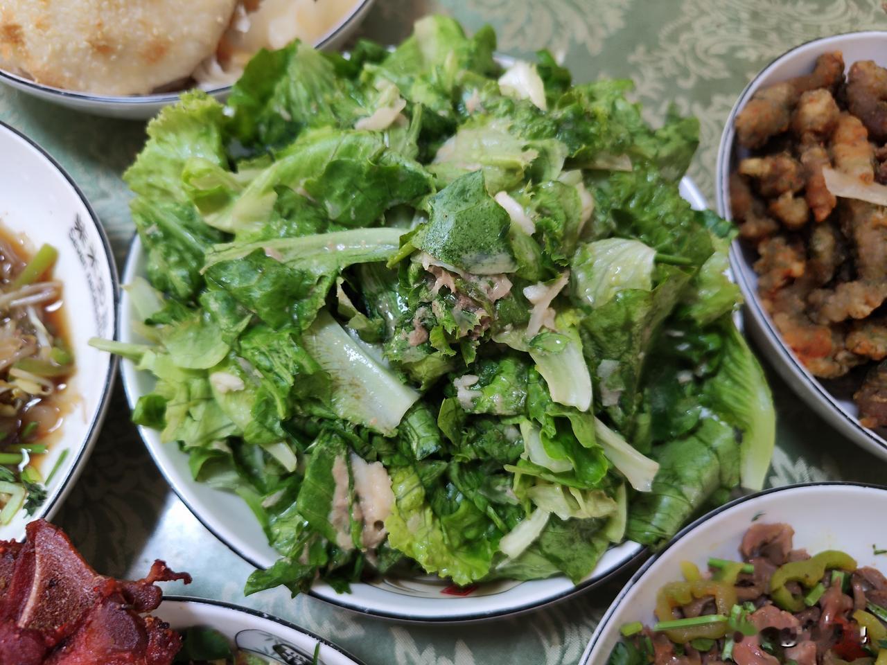 随着生活水平提高，人们不单纯吃饱肚子，还要讲究饮食搭配，营养健康。

一日三餐