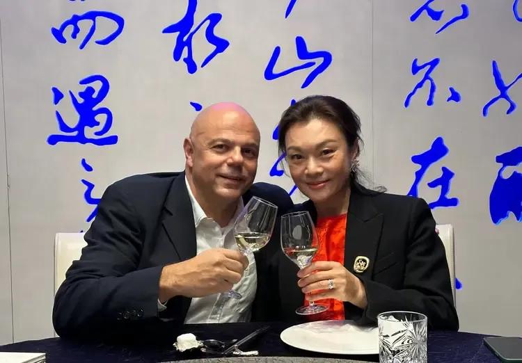 演员史可晒一家四口聚餐照庆祝结婚23周年！照片中，一家四口其乐融融，十分幸福。史
