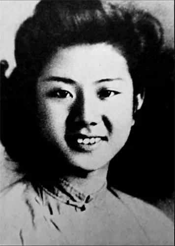 深夜，敌人监狱，特务头子将烟头狠狠地按压在女战士的胸膛，威胁说：“到底招不招！”