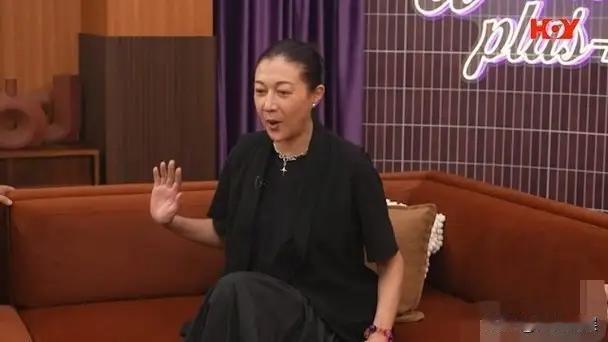 成龙，太狠了！
 
10月28日，53岁的吴绮莉在访谈里，把缠绕了二十多年的两件